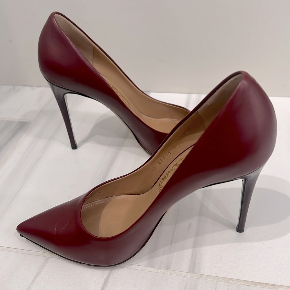 SALVATORE FERRAGAMO super flattering deep red stiletto pumps-EUC - Picture 1 of 8